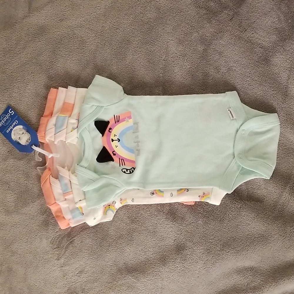 5 Gerber NB babygirl  Onesies